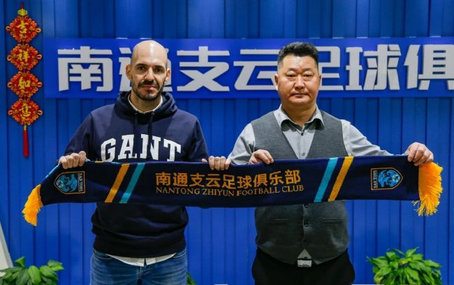 改编自彼得·克罗伊德小说《丹·雷诺和莱姆豪斯的杀人魔》。讲述1880年伦敦的莱姆豪斯区产生谋杀案，人们以为这是古须生物石伟人所为，但本相还有隐情。